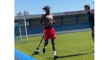Nico Williams entrenando en el Estadio San Francisco de la Peña Sport