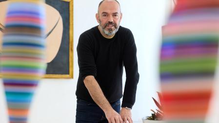 Mikel Okiñena entre dos de sus metacrilatos de colores, en la galería Artea2 de Zizur Mayor