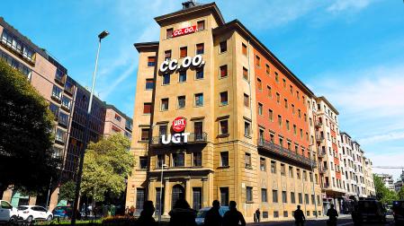 El edificio de sindicatos, sede de UGT y CCOO, en la avenida de Zaragoza de Pamplona