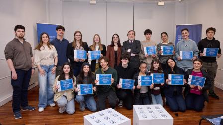 Los ganadores de la IV Olimpiada sobre la Unión Europea junto a Luis Colina (Fundación DN) y miembros de Equipo Europa.