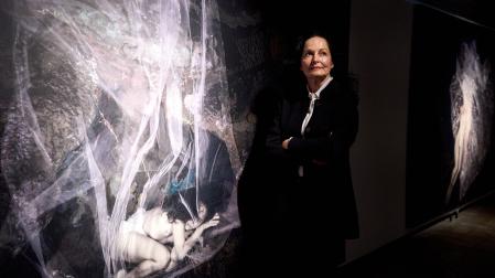 Isabel Muñoz, retratada en el Pabellón de Mixtos junto a una de sus obras.