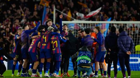 Los jugadores y el técnico del FC Barcelona celebran su victoria a la finalización del partido de vuelta de los octavos de final de la Liga de Campeones disputado entre el Barcelona y el Newcastle