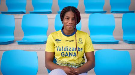 La berriozartarra, nacida en Alicante y de familia nigeriana, Gift Okunrobo Osaro, en las nuevas gradas del Estadio de Larrabide la tarde de ayer.