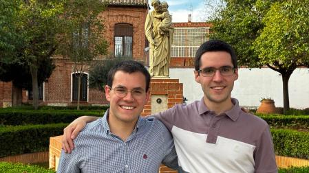 Alejandro Lecumberri, izquierda, y Nicolás Iribas, este miércoles en el jardín del seminario de Alcalá de Henares, con una imagen de San José, detrás