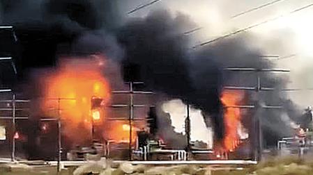 Varios focos del incendio fueron consecuencia del ataque de ayer. Se extinguieron y no hubo heridos