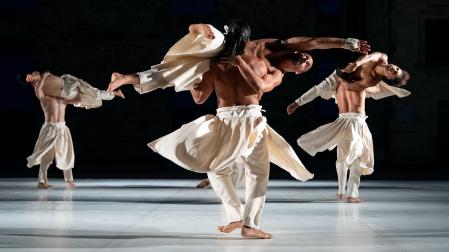 Danza con la compañía Cie Hervé Koubi, hoy en el Gayarre.