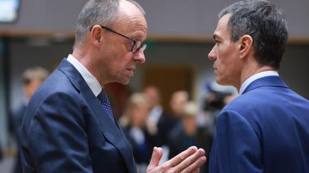 El canciller alemán, Friederich Merz, habla con el presidente del Gobierno, Pedro Sánchez, en la reunión del Consejo Europeo de Bruselas celebrada este jueves