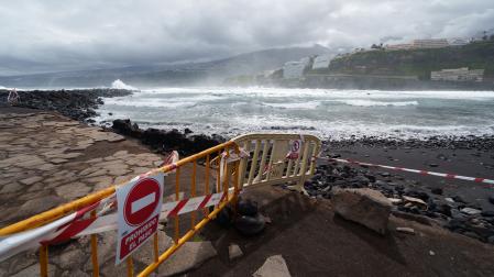 En la imagen, el oleaje en una playa de Puerto de la Cruz, en Tenerife