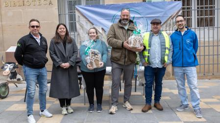 De izda. a dcha. Félix Milagro Miramón e Irune García García (jurados); los campeones Ainhoa Cebollada Sanz y Carlos De Xerica González; Asier Marín Moreno (jurado); y Ricardo Pérez Sola (Proyecto Viva)
