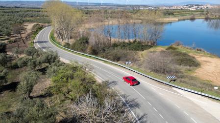 Imagen de la carretera NA-3042 que une Ablitas con Cascante -al fondo-, que transita junto a la Laguna de Lor -a la derecha-