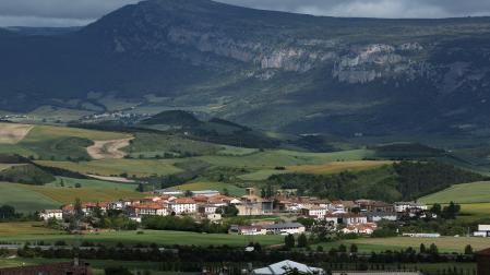 *A: JOSE CARLOS CORDOVILLA *F: 26-05-2025 *P: *L: ASTRAIN *T: VISTA DEL PUEBLO CON EL CABEZON DE ETXAURI AL FONDOVista de la sierra de Sarbil y de las peñas de Etxauri. J.C. CORDOVILLA