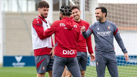 Iker Muñoz, bromeando con Rosier, Kike Barja y el técnico Darío Navarro