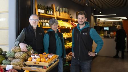 Desde la izquierda, Rafael López Etayo, Ainhoa Ziaurriz Salvoch, Markel López Nieto, en Frutas Iruña en Carlos III, 65.