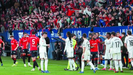 Momento en el que el árbitro Quintero González señala el punto de penalti mientras los jugadores de Osasuna y el Real Madrid debaten. BUXENS/URDÍROZA: EDUARDO BUXENS- 21 FEBRERO 2026 OSASUNA - REAL MADRID