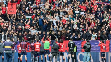 Los jugadores de Osasuna, mostrando cariño a Graderío Sur y en concreto a Indar Gorri tras el último partido contra el Mallorca en El Sadar