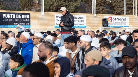 Foto de la multitudinaria oración que cierra el Ramadán en Tudela