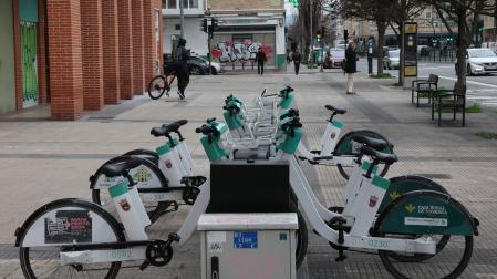 Bicicletas ancladas en San Jorge, en la plaza Doctor Ortiz de Landázuri