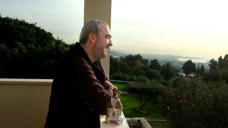 Guillermo Moreno, en el balcón que mira al Mediterráneo en Rmelieh, en diciembre de 2024.