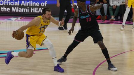 Doncic, en una acción del partido de Los Ángeles Lakers en su visita a la cancha de Miami Heat