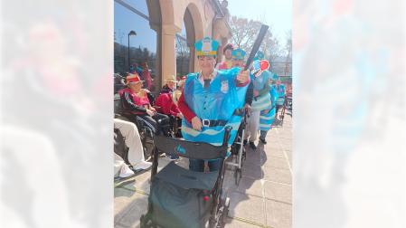 Detalle del desfile en el exterior de la residencia Amavir Oblatas de Pamplona