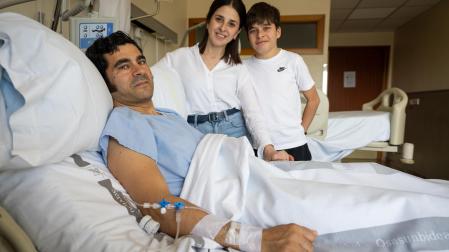 Francisco Expósito en el Hospital Reina Sofía con su mujer Patricia Escribano García y su hijo Manuel