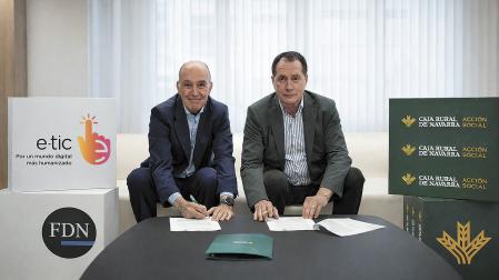Alfonso Bañón, presidente de la Fundación Diario de Navarra, y Juan Mari Ayechu, de Acción Social de Caja Rural de Navarra, firmando el acuerdo