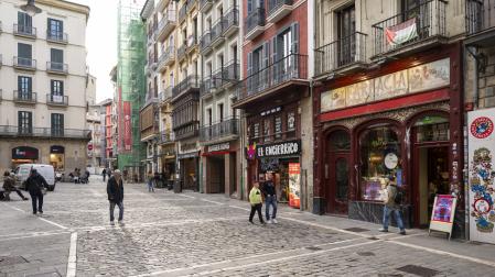 Calle Mercaderes de Pamplona donde se combinan comercios de franquicia con establecimientos “de toda la vida” y con nuevas propuestas locales en espacios emblemáticos