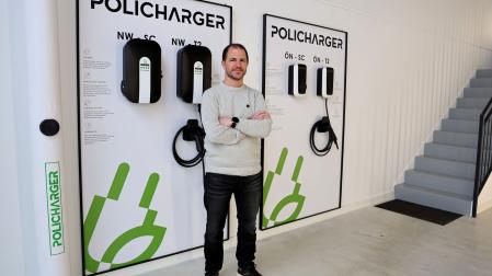 Joseba Ulayar Polido junto con una muestra de los cargadores de la familia Policharger que fabrica Ulartec.