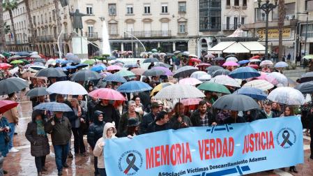 Imágenes de la marcha convocada por la Asociación Víctimas del Descarrilamiento de Adamuz, en su recorrido desde la estación de tren hasta la plaza de las Monjas, en Huelva. Marcha en memoria de los fallecidos y "por la seguridad ferroviaria" y para que "se conozca toda la verdad sobre lo sucedido"