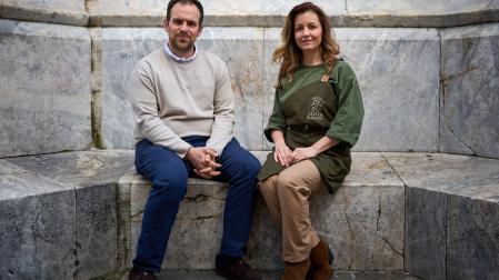 Joaquín Donézar Polo (pastelería Donézar) y Mayra Aboccino (restaurante Come Sano Santa Madre) posan en el Monumento a los Fueros