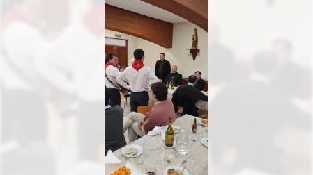 Dos seminaristas navarros interpretan una jota frente al arzobispo de Madrid