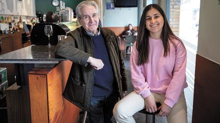 Jesús Casales Sainz y Tina Jardims Silvera, en el interior del bar Mi Bar de Tudela