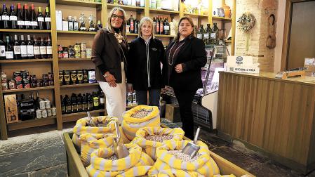 Mª Asun Esparza Baztan, en el centro de la imagen en su tienda, junto con Thania Escobar Padrón (izda.) y Rosío Prado Loredo, propietarias de Tchio, tienda de bolsos y complementos que abrió en 2025