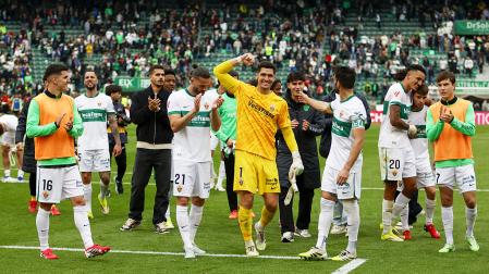 Los jugadores del Elche celebran su victoria sobre el Mallorca tras finalizar el encuentro