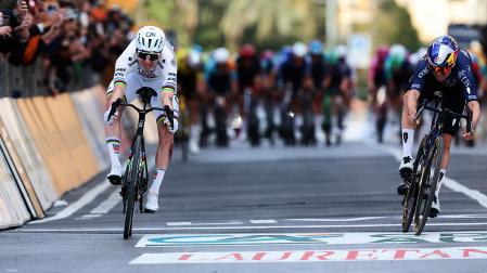 Tadej Pogacar (izda) se impone por centímetros al británico Tom Pidcock (dcha.) en la Milan-San Remo