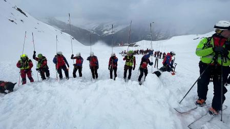 Efectivos del cuerpo del Socorro Alpino, en el lugar de la avalancha