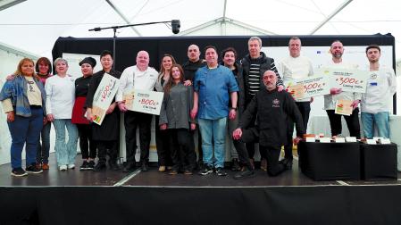 Foto de familia tras la entrega de  premios con los hosteleros finalistas, el jurado y organizadores