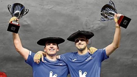 Murua y Gabirondo sonríen con las txapelas y los trofeos tras su victoria en la final ante Peña II y Salaverri I