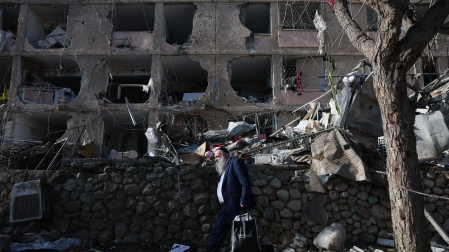 Un hombre pasa por delante de un edificio dañado por el ataque contra Dimona, Israel