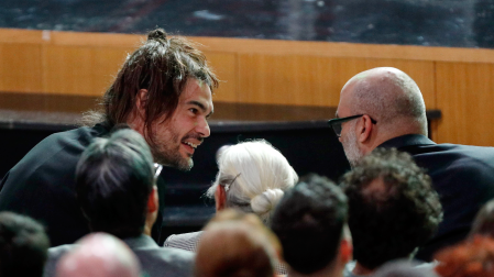 Oliver Laxe (i), director de la película 'Sirat', durante el acto de entrega de la XXIV edición de los premios Mestre Mateo