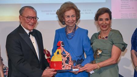 La reina Sofía de España (c) entrega el Premio a la Excelencia a los empresarios y humanitarios dominicanos Frank y Haydée Rainieri, durante la ceremonia de entrega de los Premios Sofía a la Excelencia