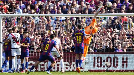 Los jugadores ven pasar el esférico por alto y Joan García lo despeja en una jugada del encuentro