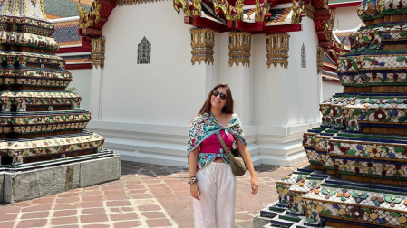 La estellesa Leyre Ruiz de Alda posa en un templo de Tailandia, país donde trabaja como becaria ICEX ayudando a la internacionalización de empresas españolas.