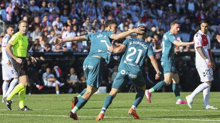 El delantero del Alavés Antonio Ángel Pérez, celebra su gol contra el Celta de Vigo