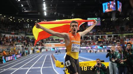 El español Mariano García celebra el oro en 1.500 metros en el Mundial de Torun