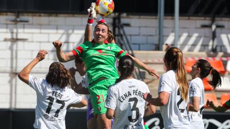 Jana, guardameta del Valencia, trata de obstaculizar el salto de Laura Teruel
