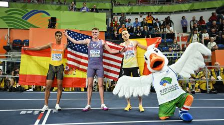 De izda. a dcha. Mohamed Attaoui (bronce), Cooper Lutkenhaus (oro)y Eliott Crestan (plata), podio de los 800 metros