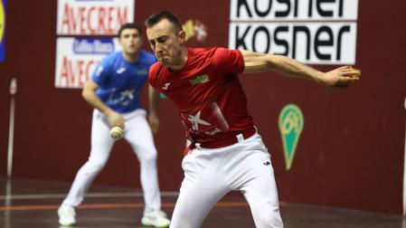 Joanes Bakaikoa ejecuta un saque en presencia de Senar.