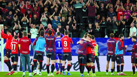 Una estampa habitual después de los partidos en El Sadar, con la comunión entre jugadores y aficionados.En este caso, después de ganar al Girona en un notable encuentro