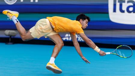 Carlos Alcaraz se lanza para golpear la pelota durante el partido que le enfrentó a Sebastian Korda en el Torneo de Miami